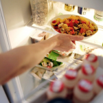 Vì sao không nên cho thực phẩm nóng vào tủ lạnh Nhật?